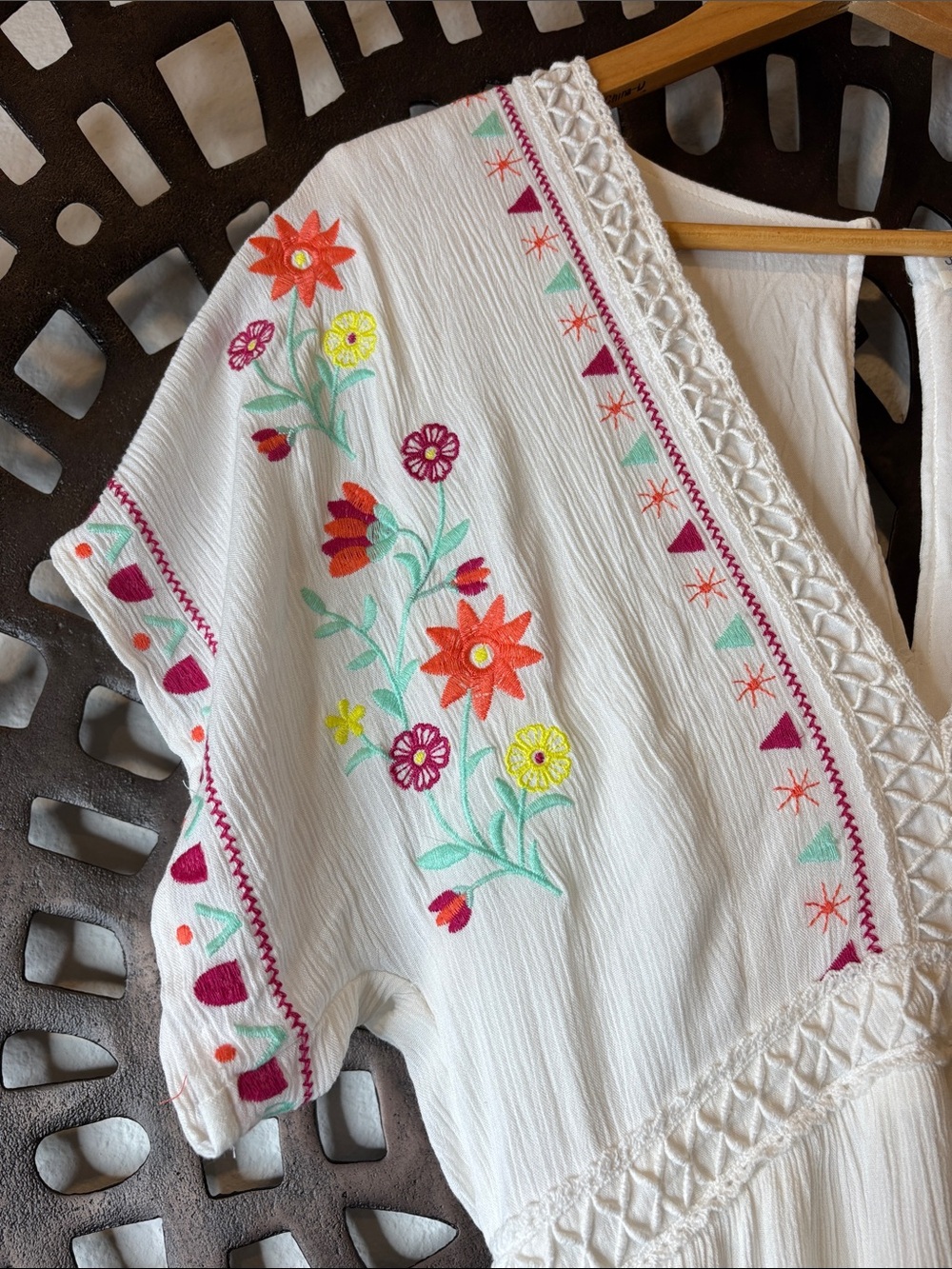 🤍 White Embroidered Boho Dress Romper Floral V-Neck Lined Women’s XS Jun & Ivy - Picture 3 of 9